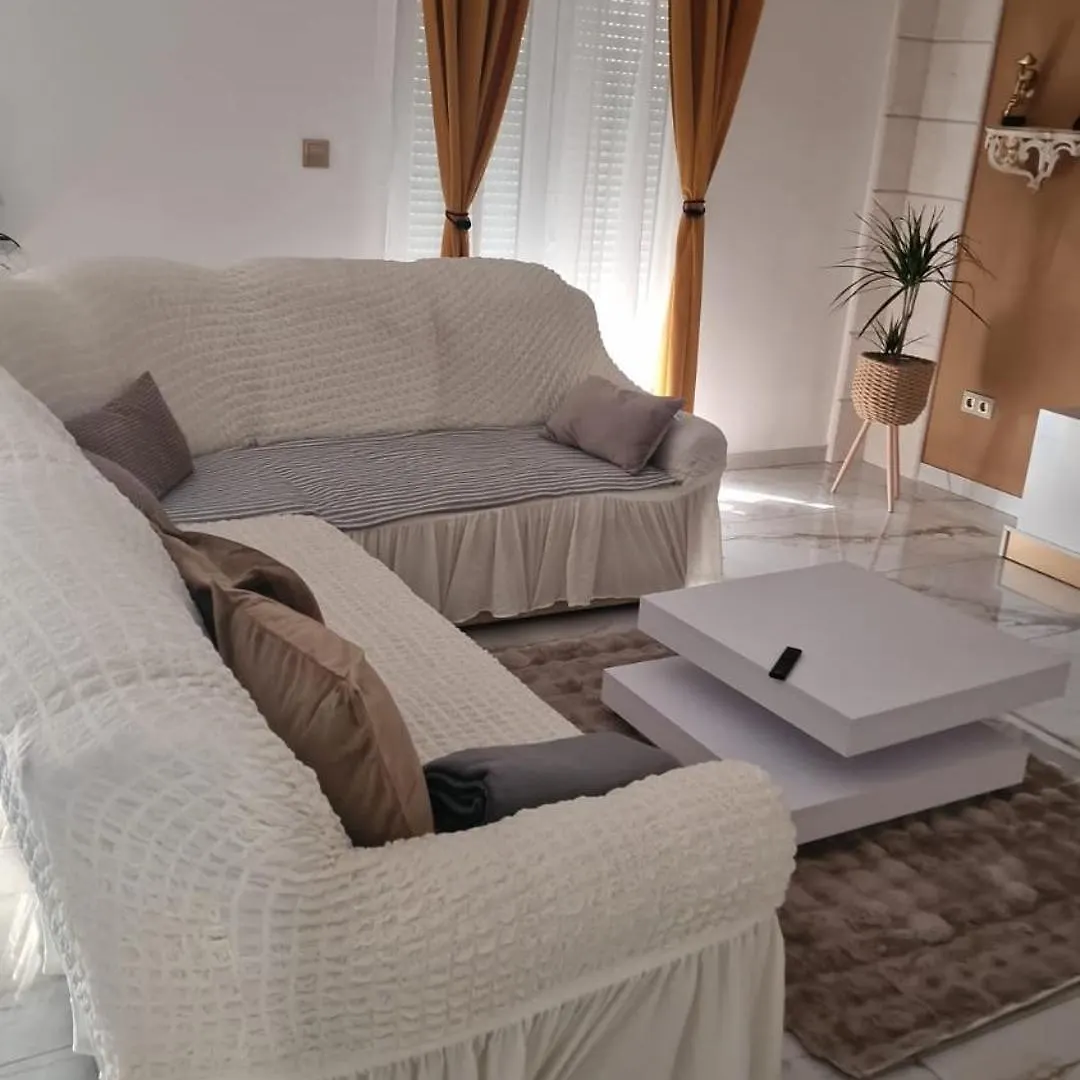 Apartmani Sandra - トロギール 0*,