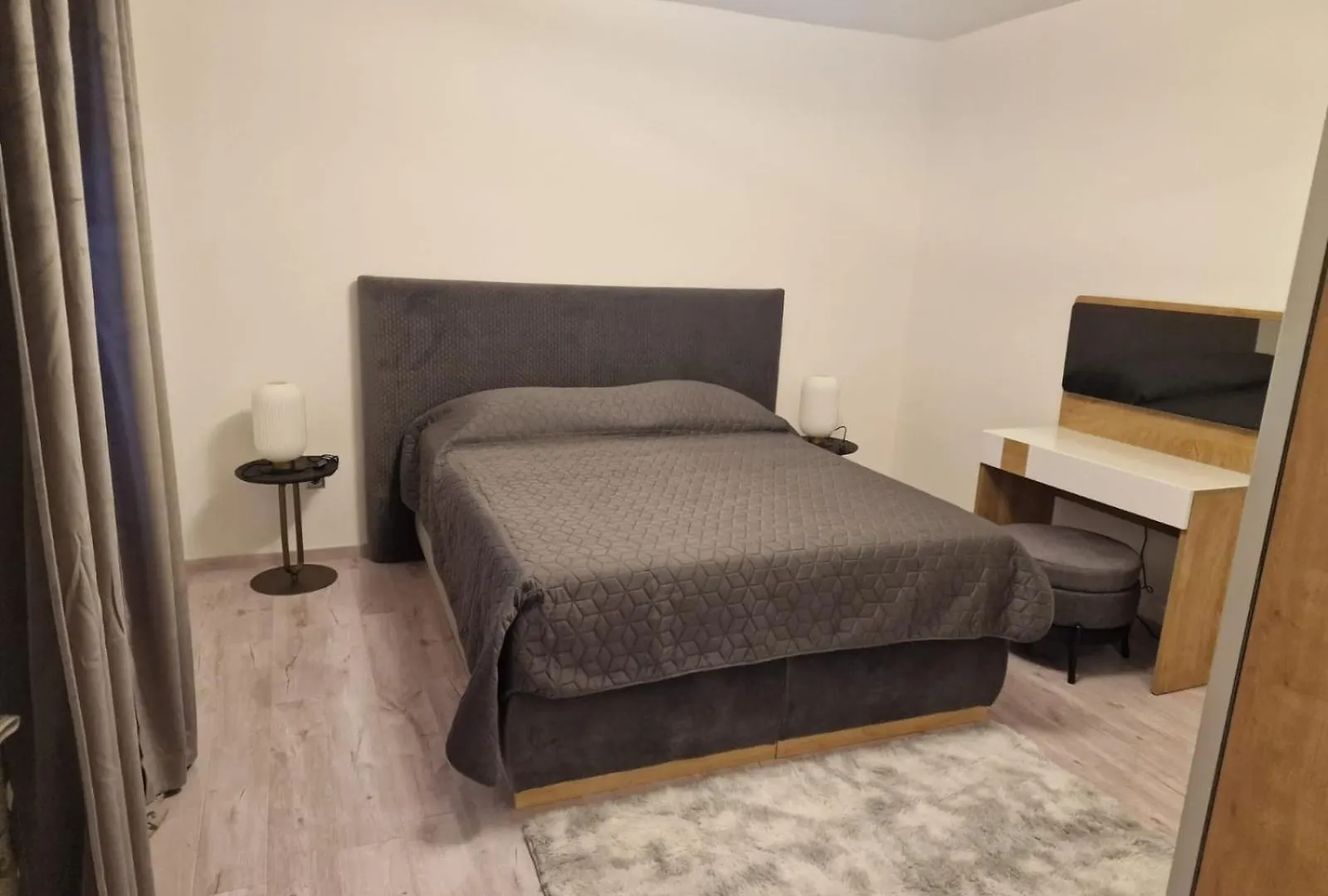Apartmani Sandra - トロギール 0*,